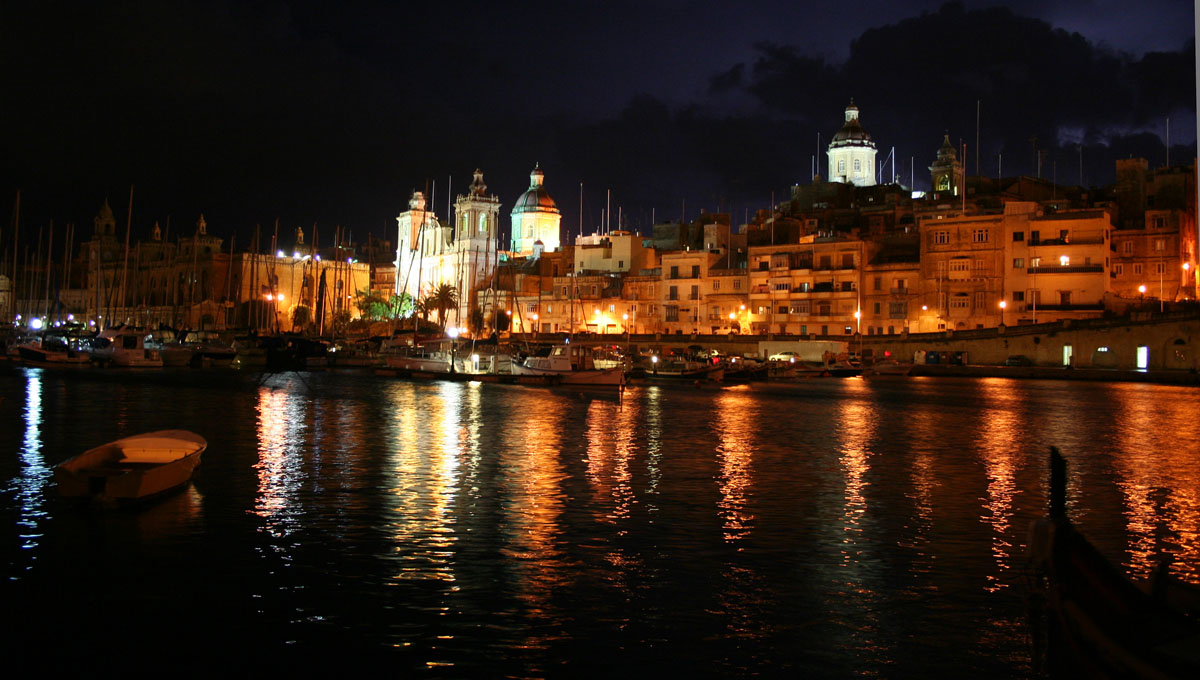 Порт Valletta ночью