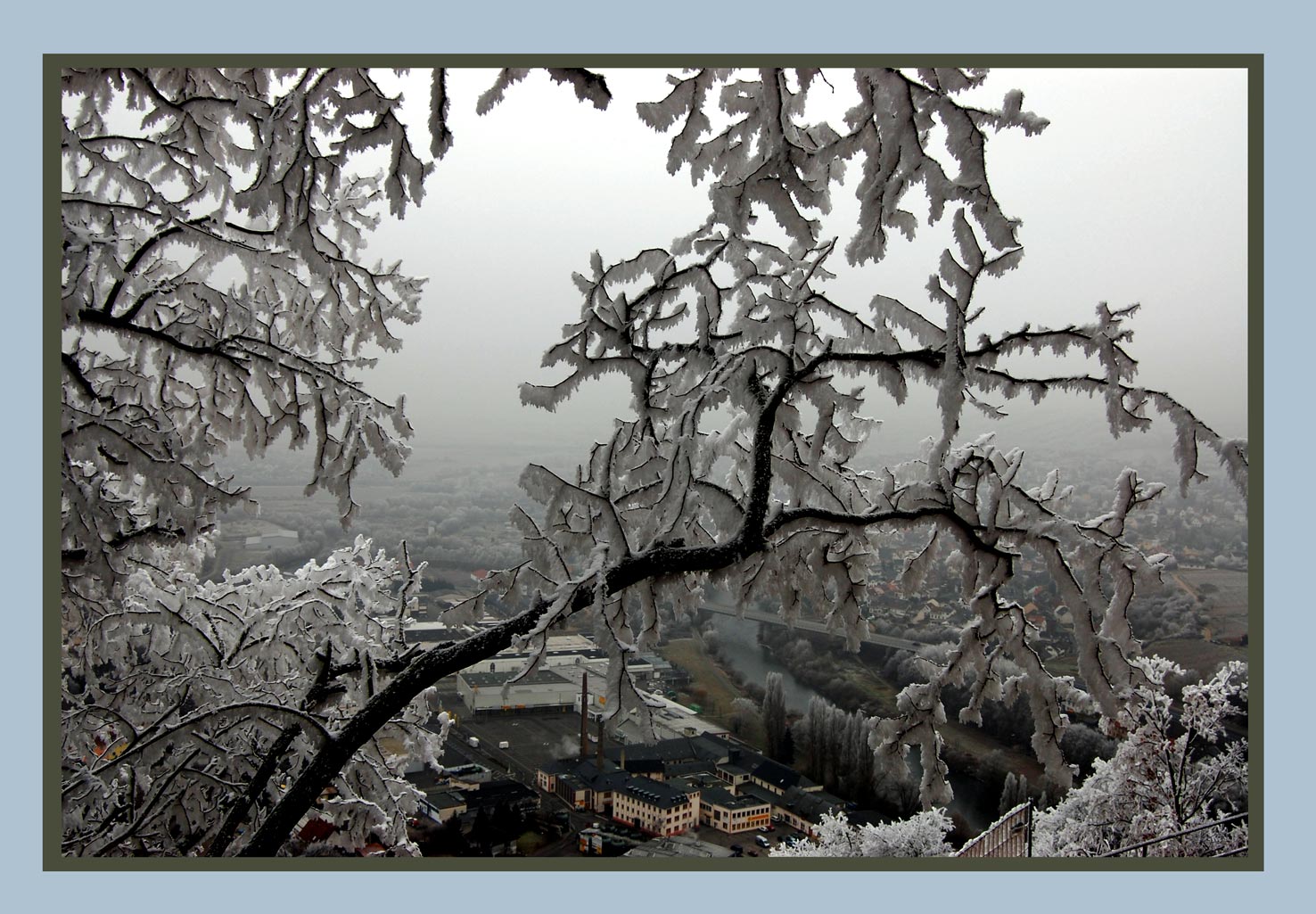 над городом