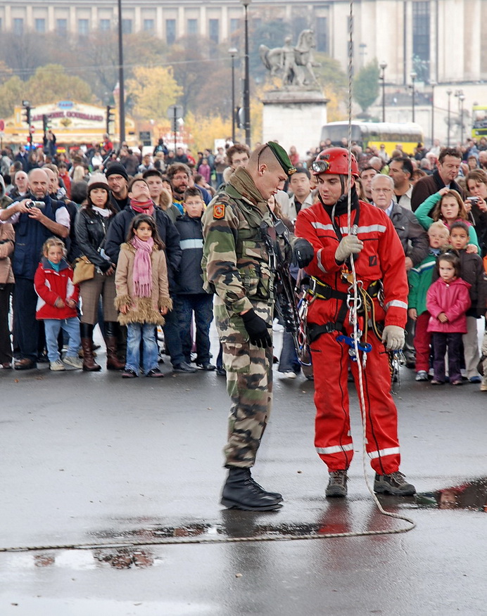 гражданин,в эту лужу приземляться нельзя...