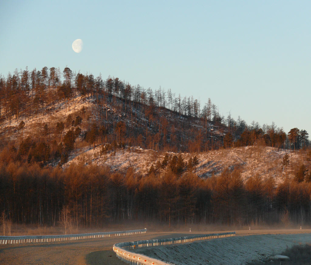 Луна в лучах рассвета