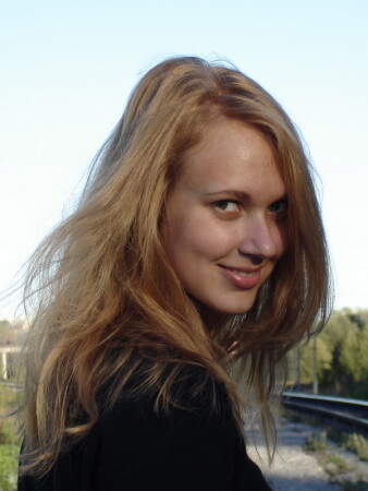 Девочка идущая домой по рельсам