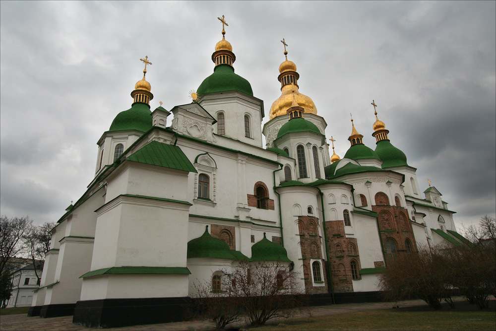 Упираясь куполами в небо