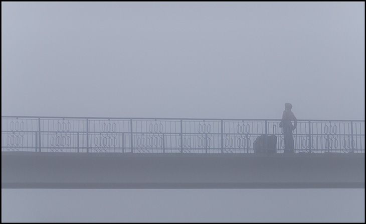 Туман.Мост.Ожидание.