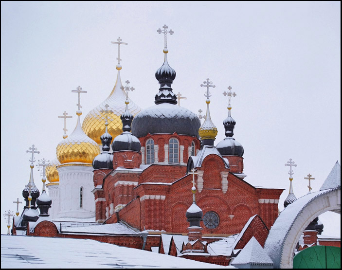 Купола соборов Богоявленского Анастасьина женского монастыря. Кострома.