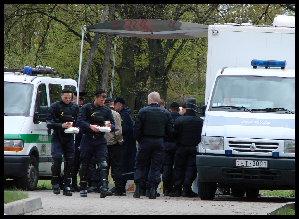 Война войной,а обед по расписанию!