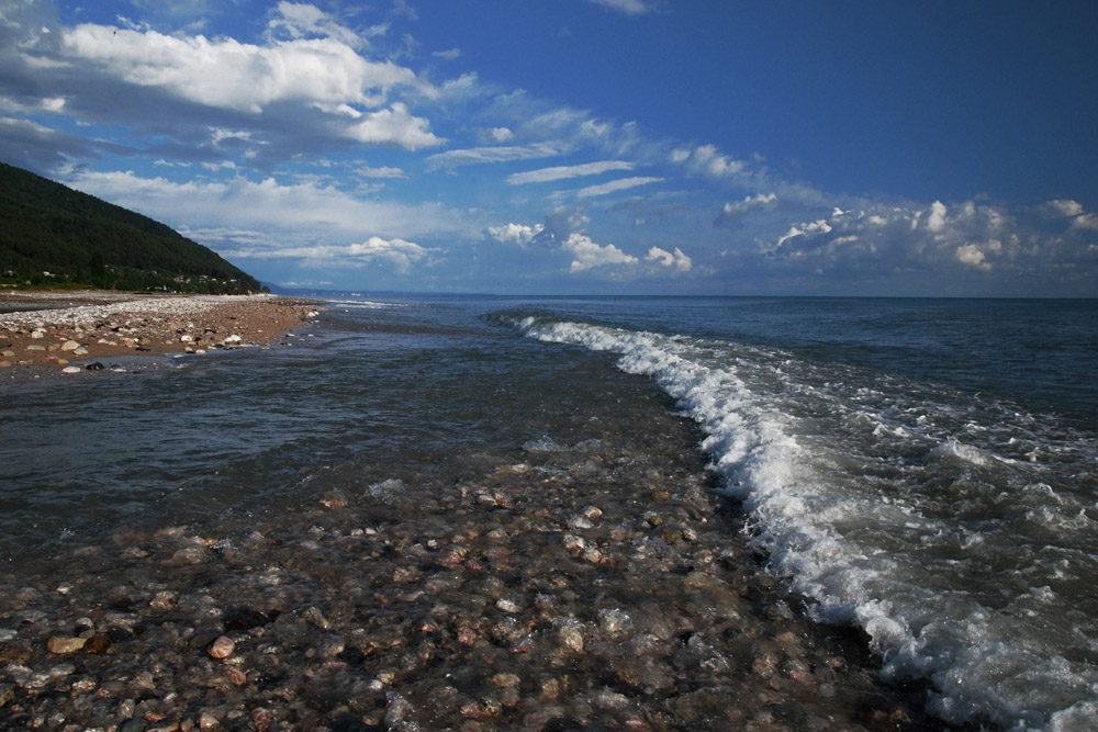 море,горная река и птица в облаках