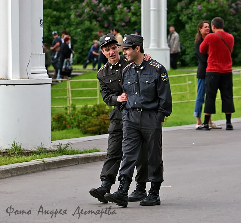 Гуляют парочки вокруг