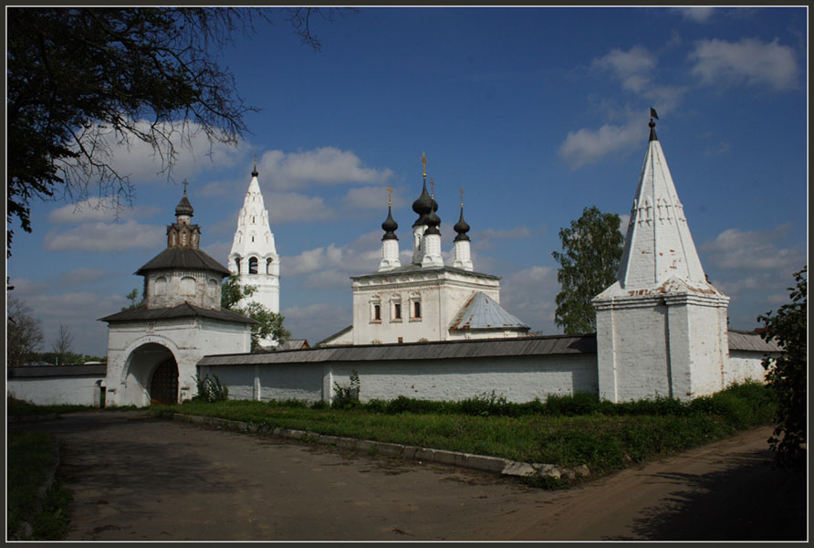 За монастырской стеной