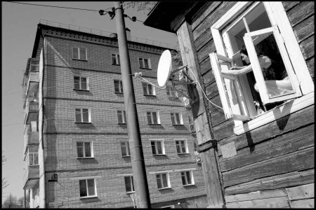 мытьё окна в провинциальном городе