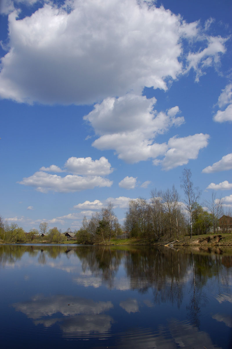 по воде с облаками