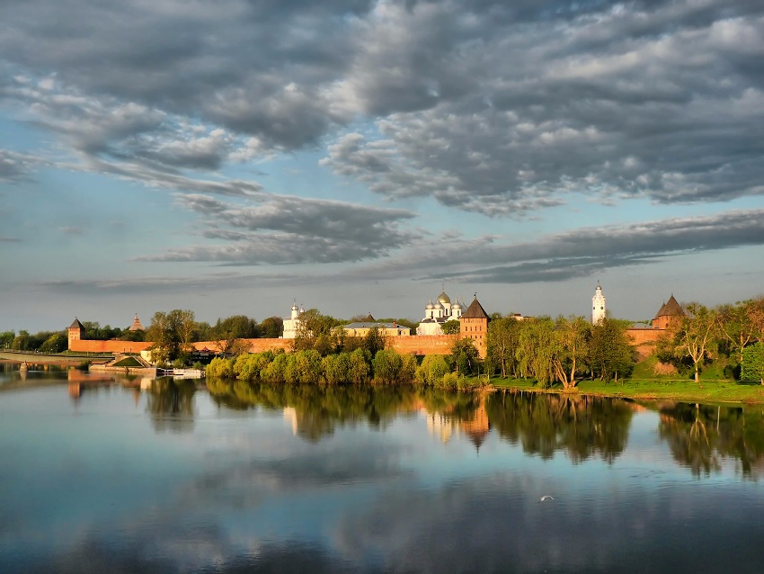 Утро красит нежным светом стены древнего кремля...