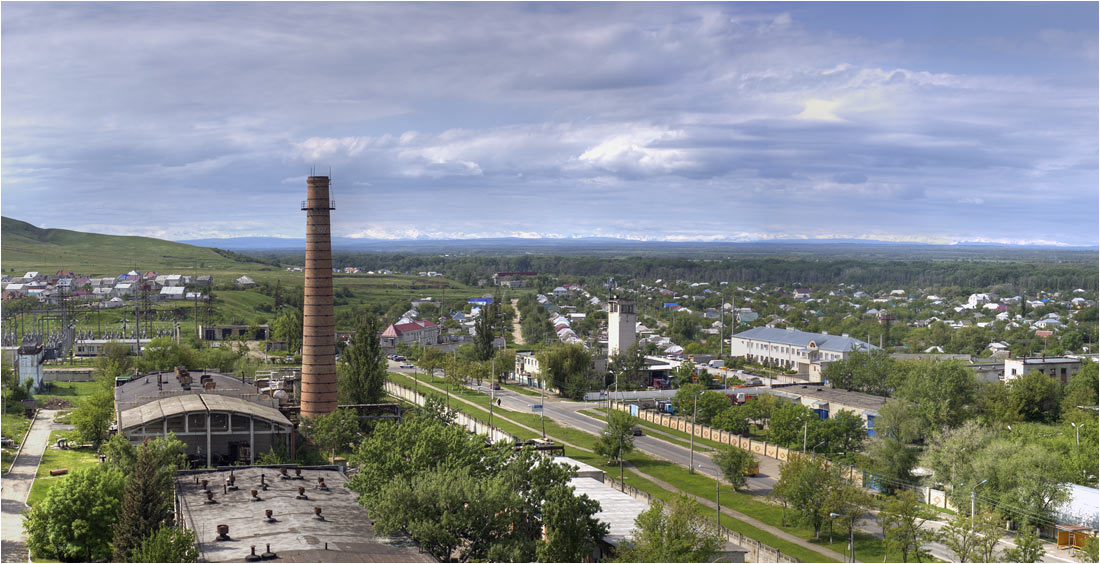 На горизонте Кавказский хребет.