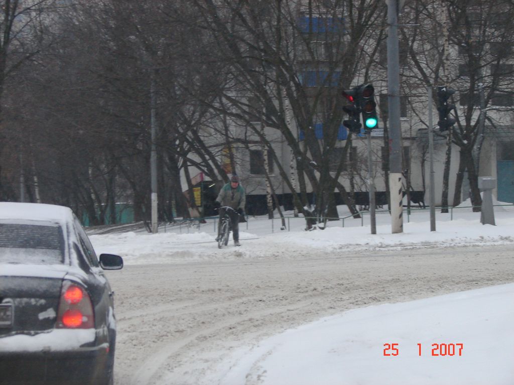 Велосипедист в снегу.