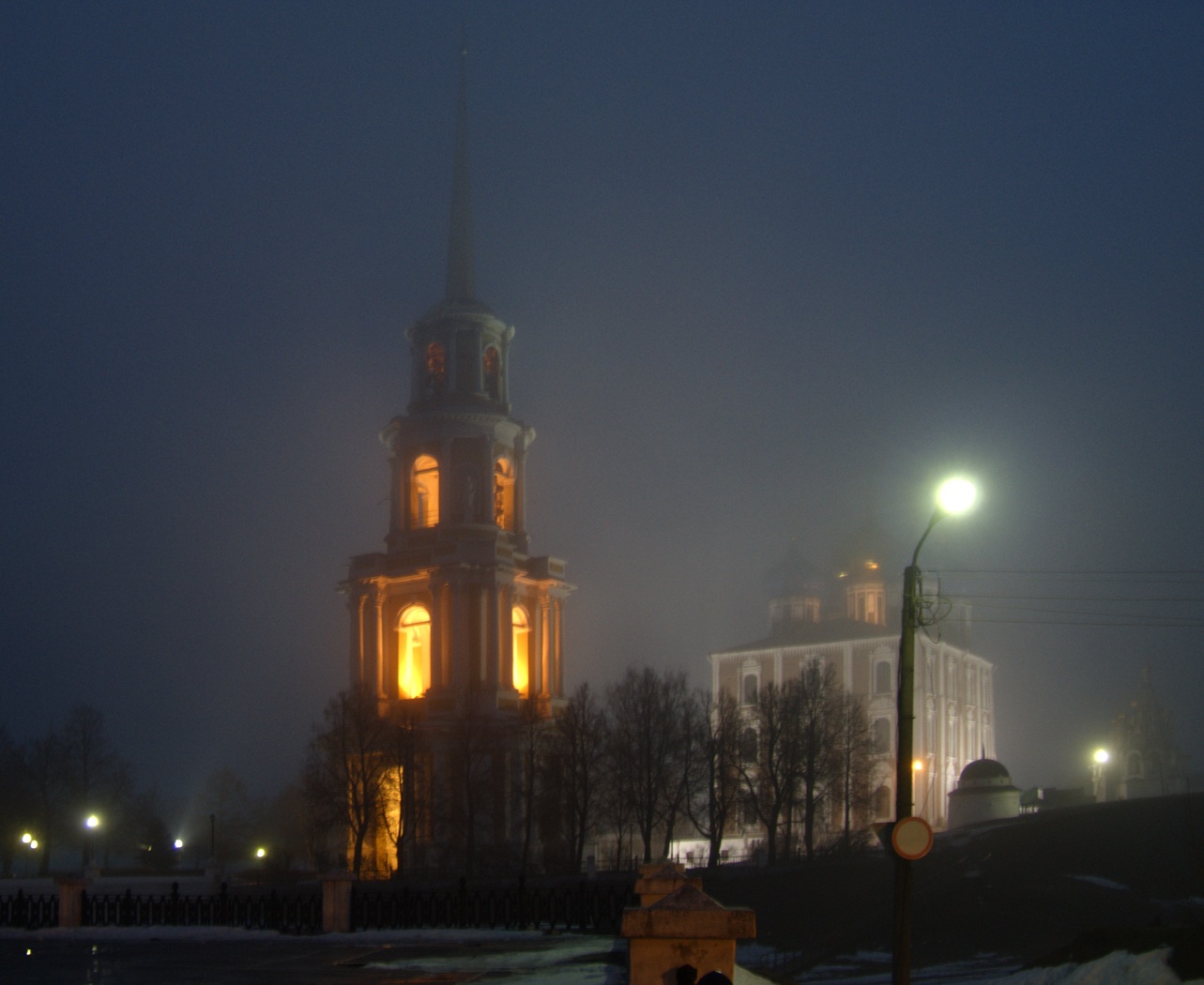 Апрель. Туман.