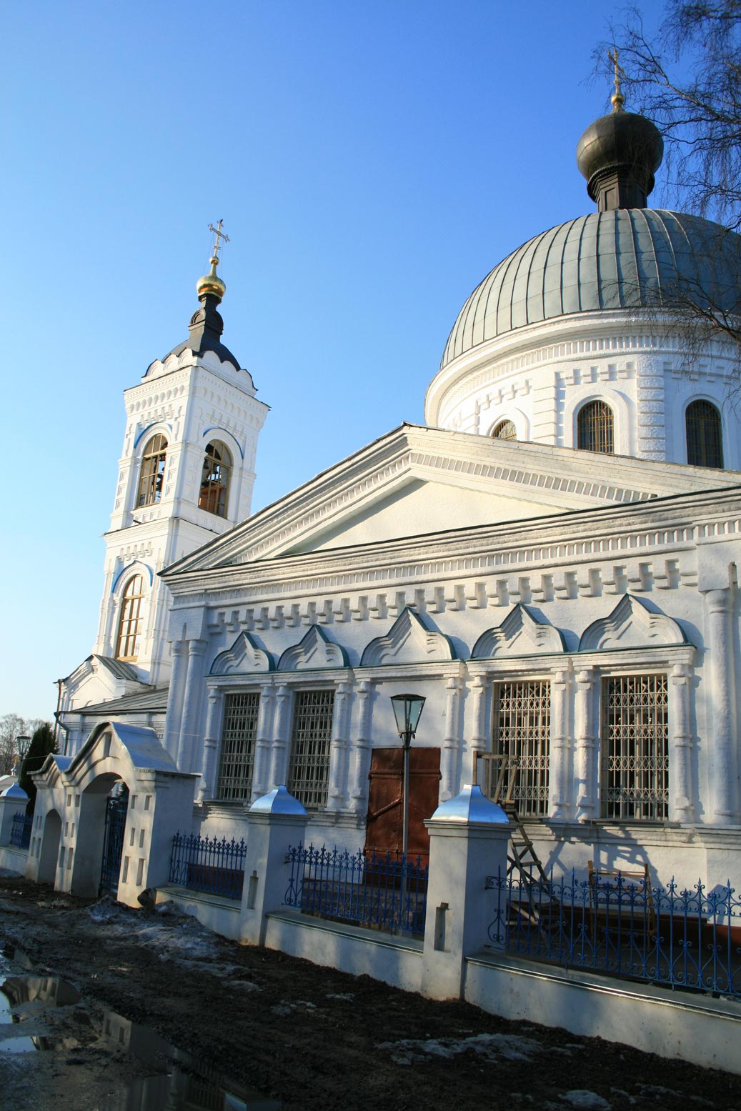 Церковь, лужи, солнце.