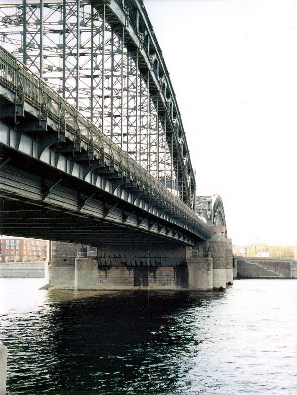 Мост Петра Великого в Санкт-Петербурге.