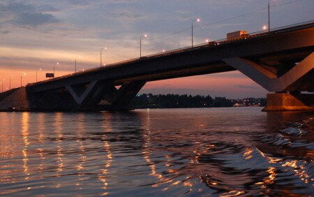 НА МОСКВЕ РЕКЕ