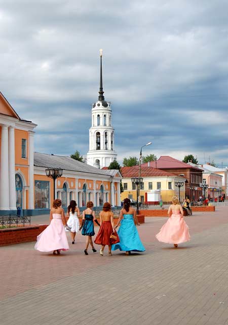 В городе выпускной