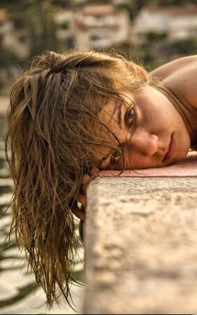 Девушка на пирсе