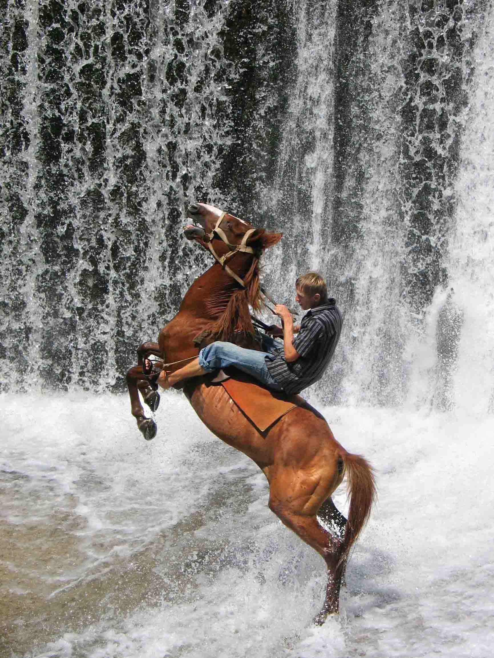 у водопада