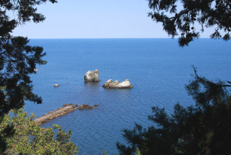 Куш-Кая в кипарисовом обрамлении