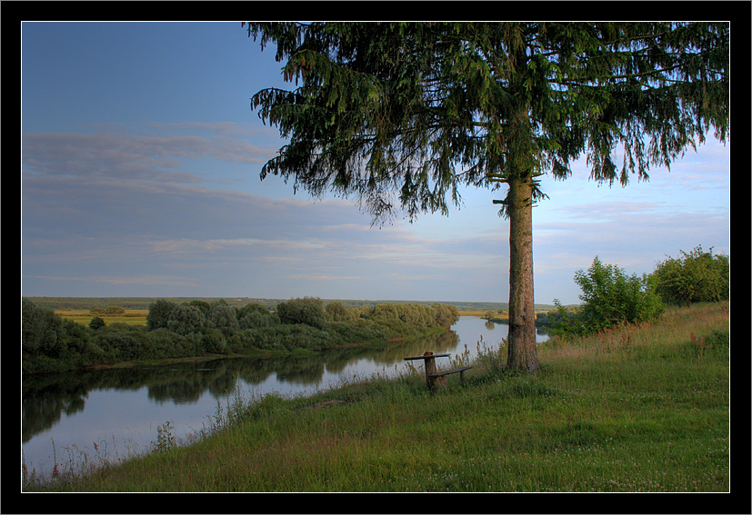 у реки