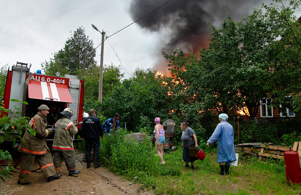 попала молния...