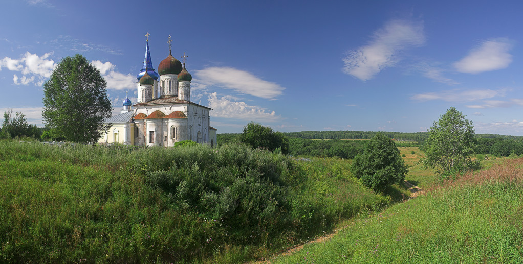 Летняя открыточная панорама с церковью в селе Иванищи у Старицы