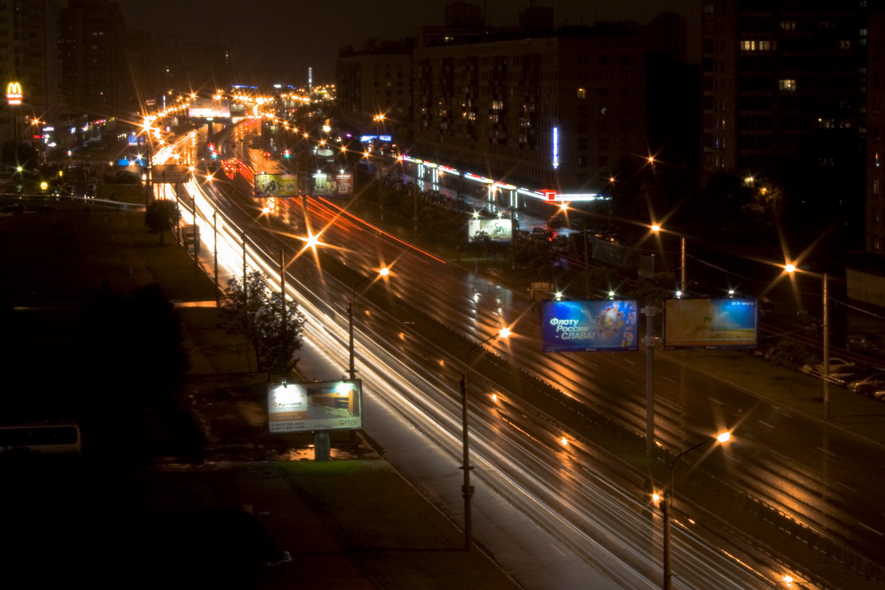 в комнате с видом на огни