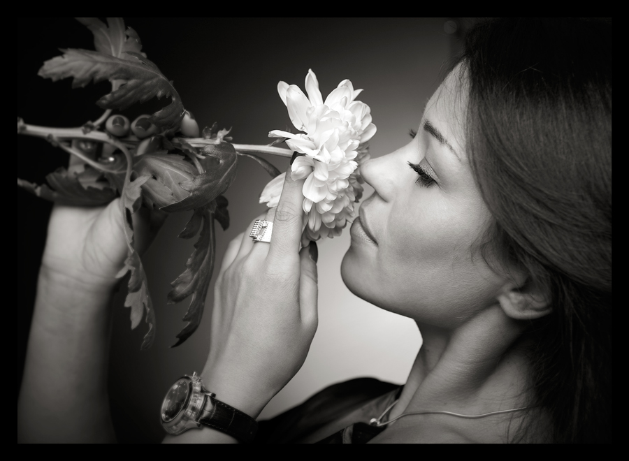 La jeune fille et la fleur