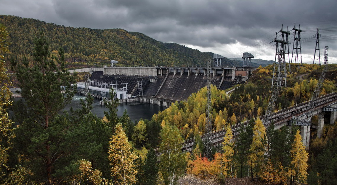 Красноярская ГЭС осенью.