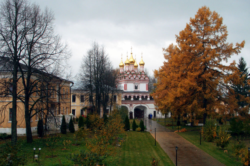 Монастырский двор