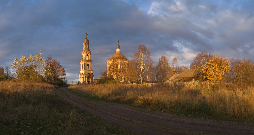 Закатная цветная осенняя панорама с дорогой в село Кузнецово и церковью в нем