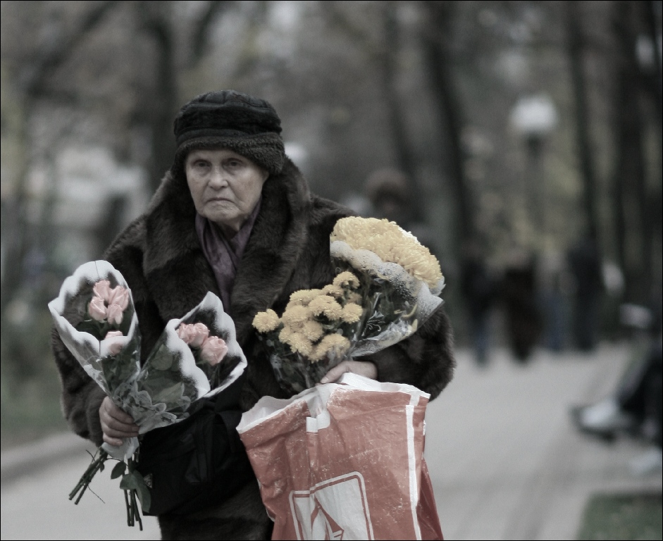 Люди - это те же пахучие цветы; один приятен, а от целого букета болит голова.