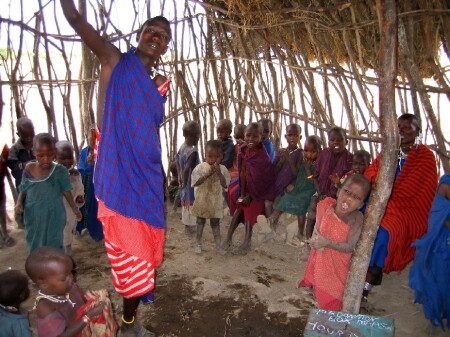 &amp;quot;Детский сад&amp;quot; масайской деревушки приветствует туристов