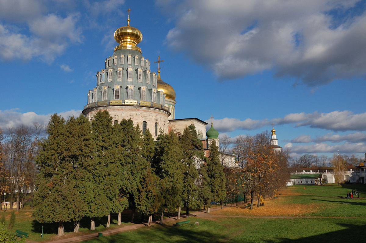 С монастырской стены