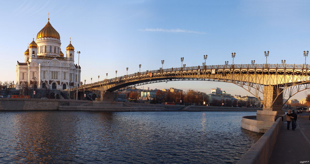 Мост,храм и гуляющие парочками!