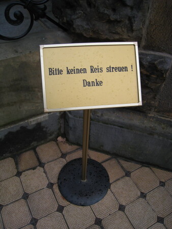 Пожалуйста не разбрасывайте рис! Спасибо