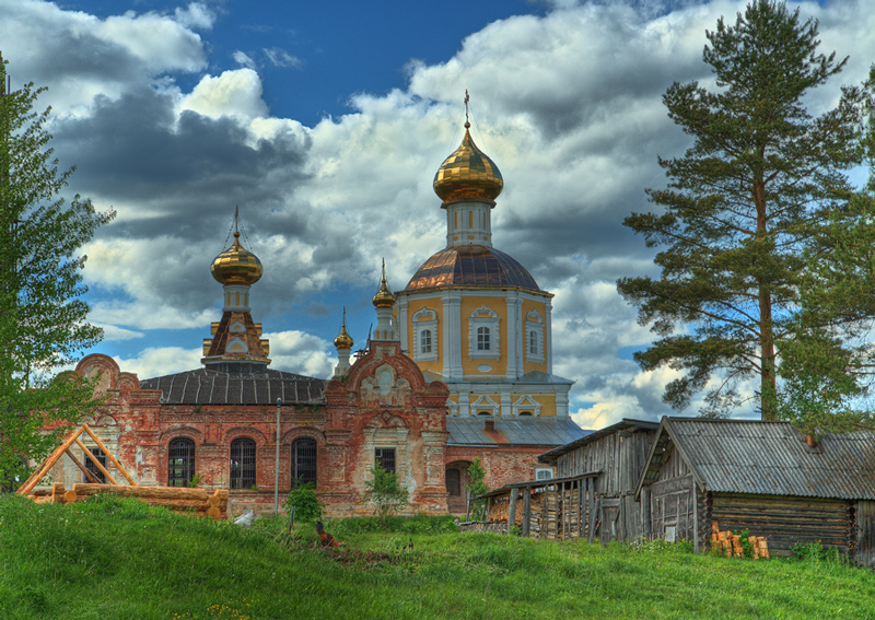 Идиллический сельский пейзаж с храмом