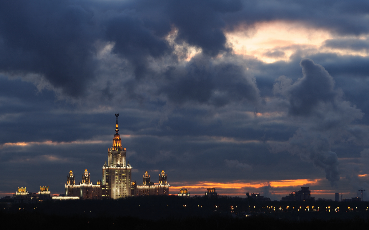 Над Москвою хдят тучи хмуро...