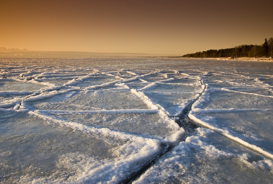 Залив встаёт,мороз крепчает