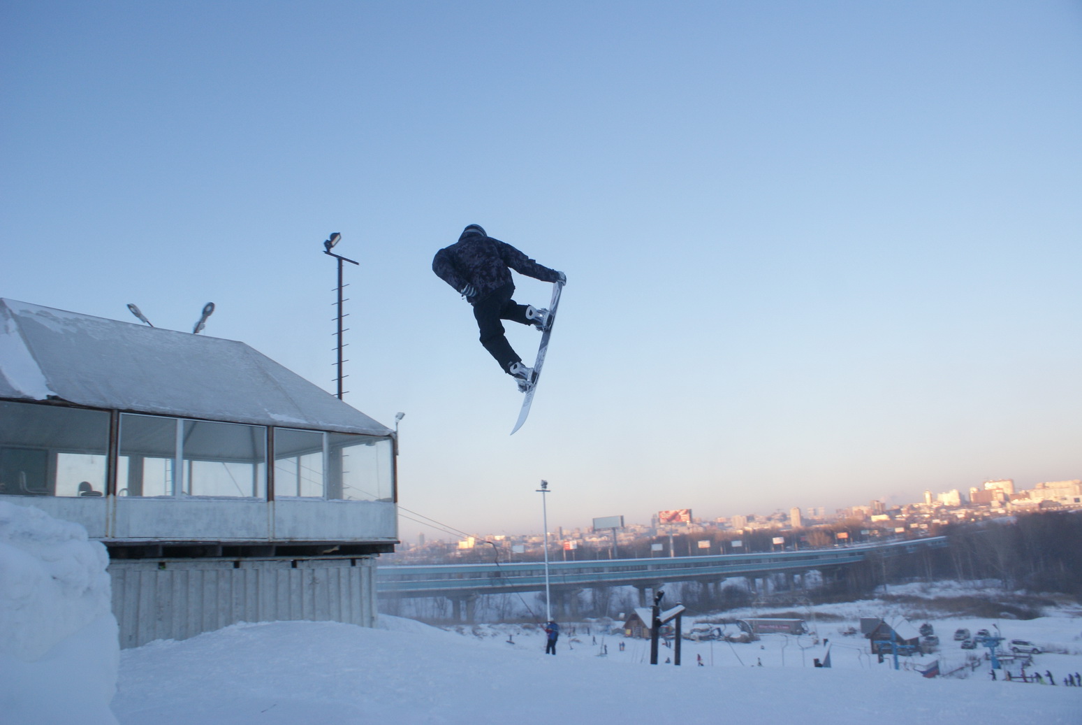 Завис над городом