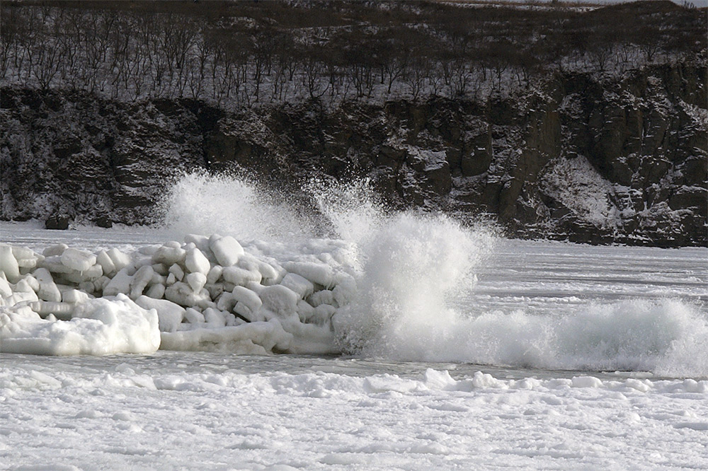 волна во льдах