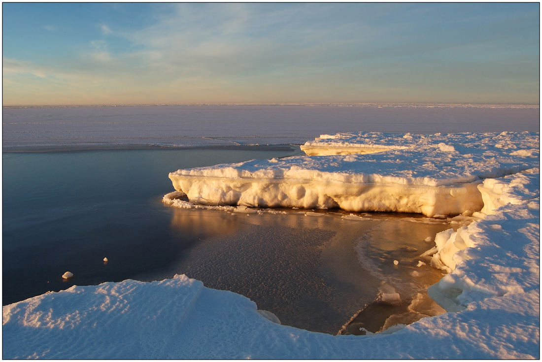 Теплый свет на холодном море