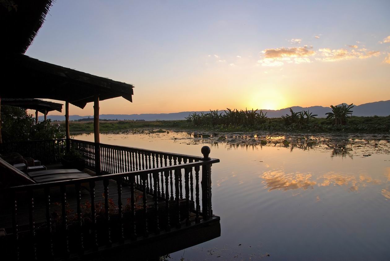 Inle. Закат в отеле.