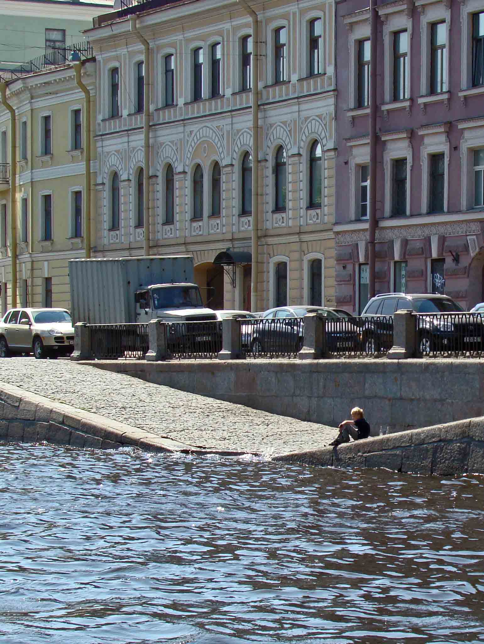 Маленький человек в большом городе.