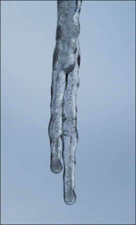 Девочка весна с тонкими ногами