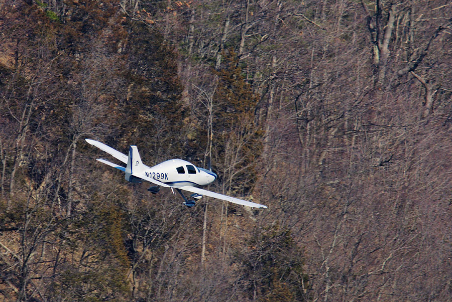 Пилот самолета Cessna 400: остановитесь и прижмитесь к обочине.