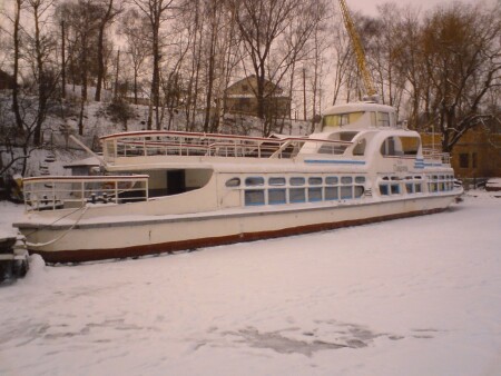 Теплохід &amp;quot;Герой Танцоров&amp;quot; зимою на пристані. Тернопіль, зима, 2009р.