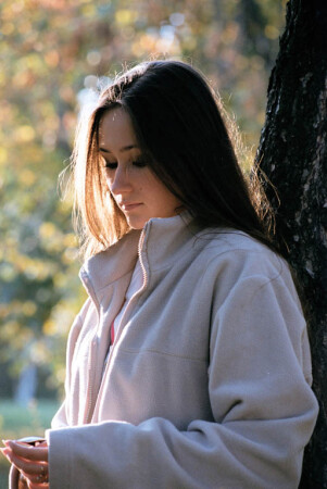 Аленка. одна у березки.